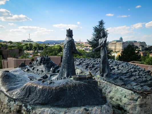 Individuelle Stadtrundgänge in Budapest - Statue: Buda und Pest