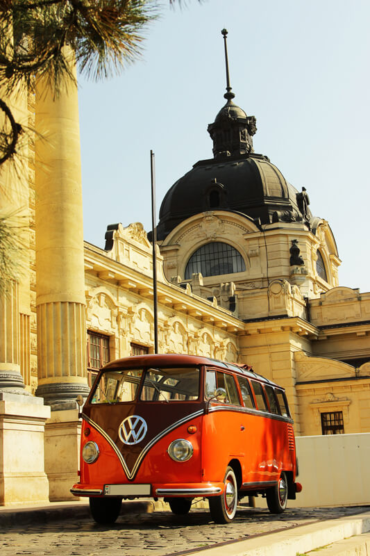 Private Busfahrt mit einem VW Bulli Samba - einen kultigen Retro-Bus in Budapest