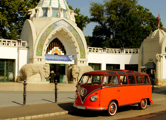 Private Busfahrt mit einem VW Bulli Samba - einen kultigen Retro-Bus in Budapest